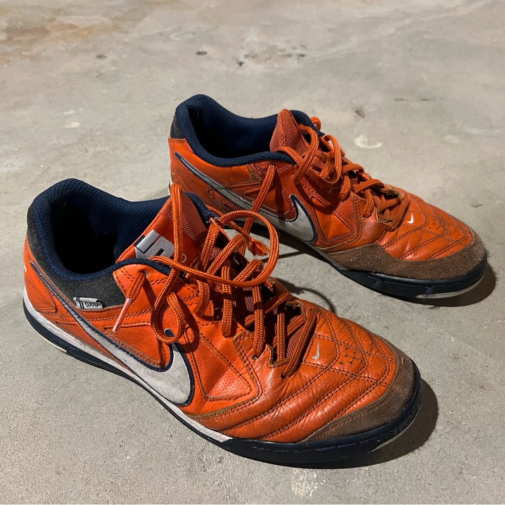 Men’s Nike Gato 5 indoor soccer shoes US 10 orange